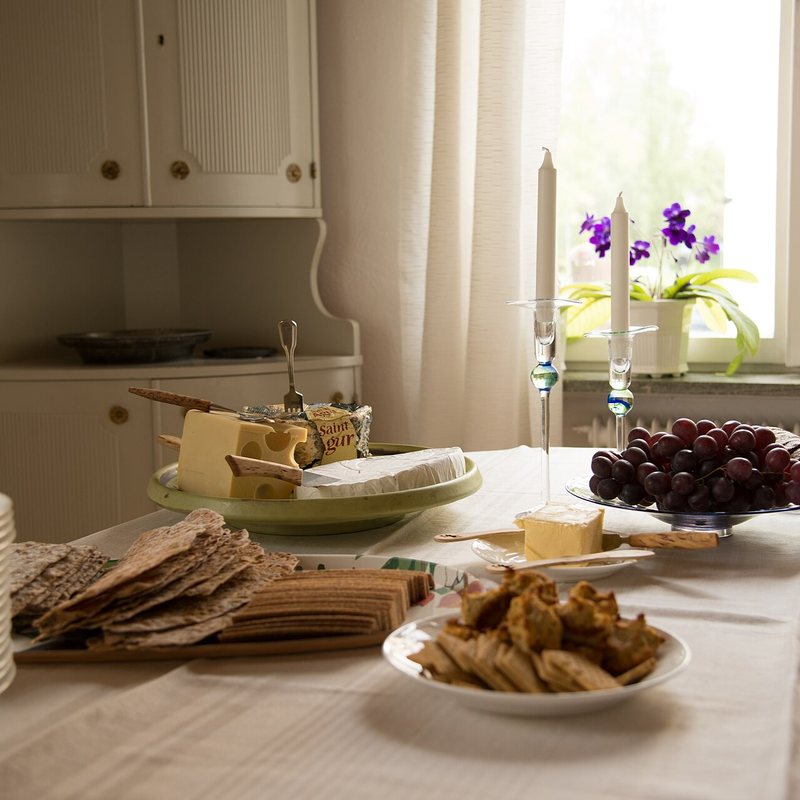 Table de fête dressée avec flûtes à champagne et apéritifs